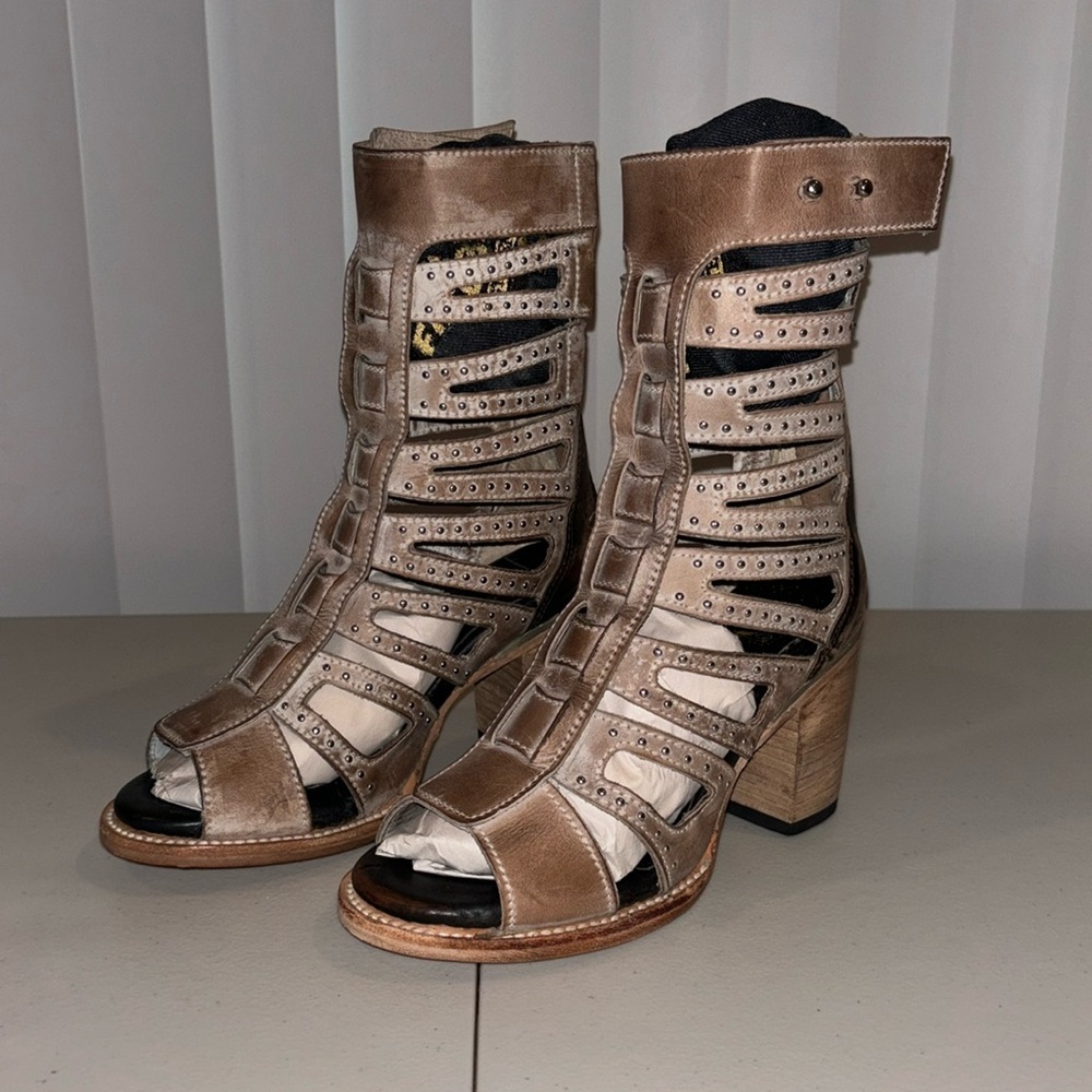 FREEBIRD BY STEVEN LOTUS IN THE COLOR TAUPE SIZE WOMEN’S 7